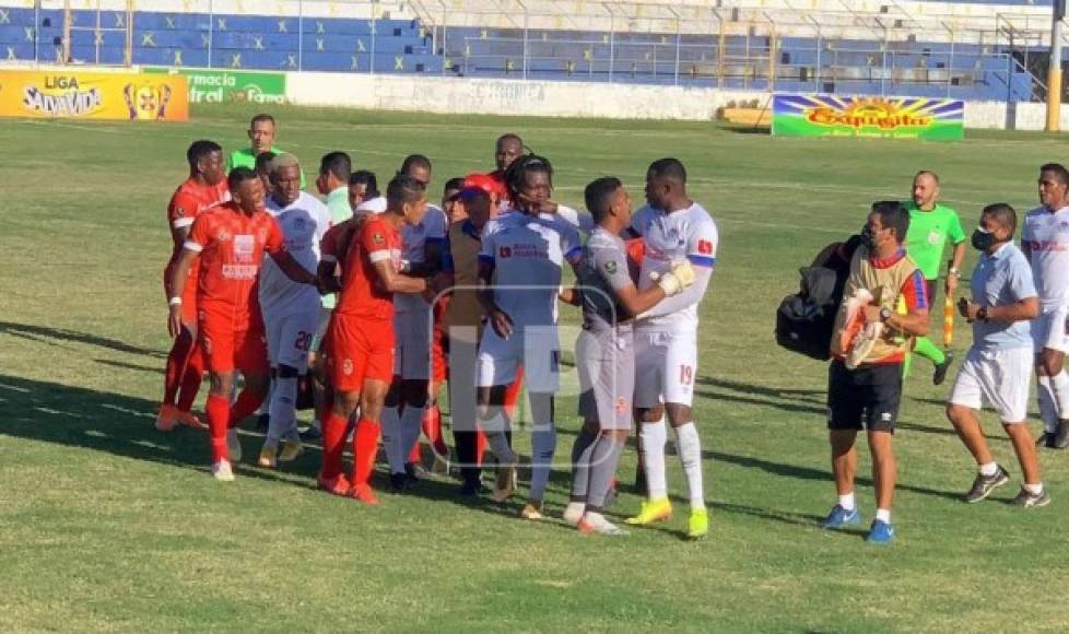 Al final del primer tiempo, Yustin Arboleda protagonizó una pelea con Jorge Claros, el delantero colombiano acusó de racismo al jugador hondureño.