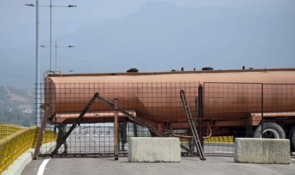 La cisterna de una gandola de transporte de combustible y un gigantesco contenedor de carga fueron cruzados en la vía para cerrar el paso en el puente de Tienditas, que comunica las localidades de Cúcuta (Colombia) y Ureña (Venezuela), constató un equipo de la AFP en la zona.