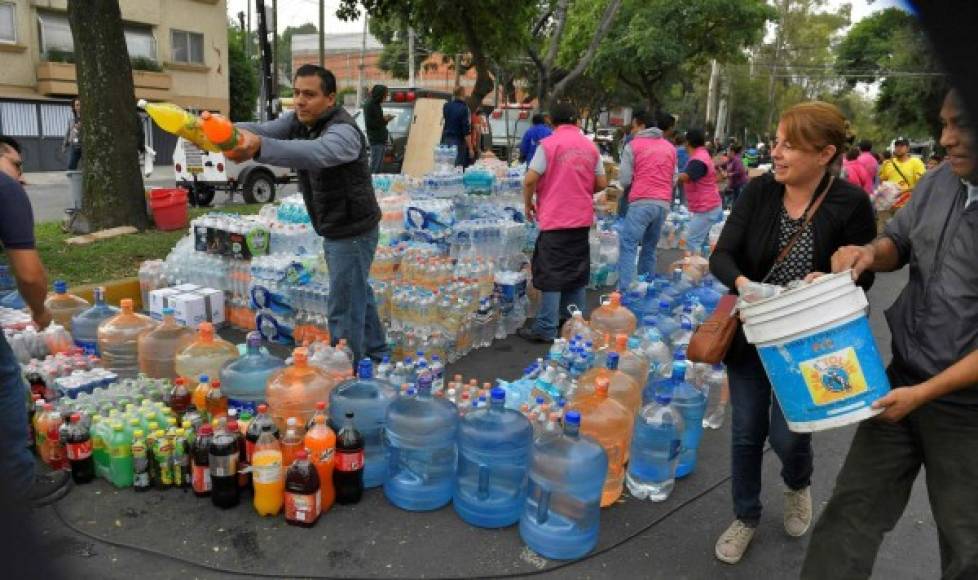 La sociedad mexicana se ha unido para ayudar a las decenas de damnificados que lo perdieron todo durante el potente sismo.