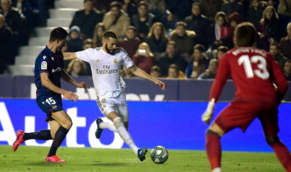 Karim Benzema se apresta para sacar un disparo de zurda ante Aitor Fernández.