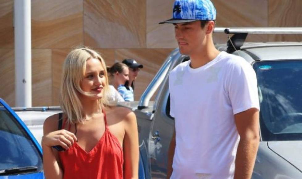 Resulta que ella era la novia del tenista australiano Bernard Tomic, pero sorpresivamente el deportista terminó anunciando el fin de la relación sentimental con la joven por medio de una entrevista.