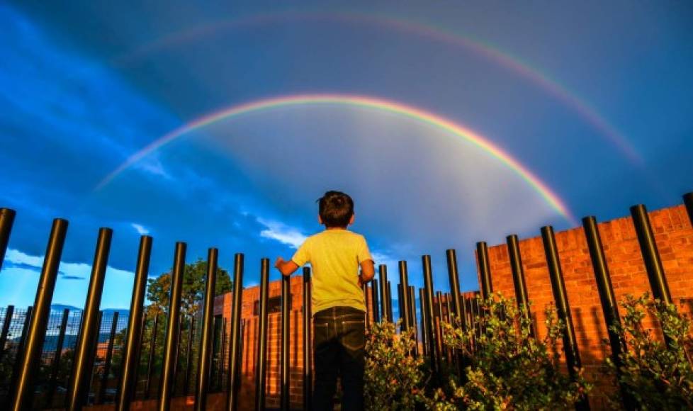 Colombia. <br/>Los colores del cielo. Un niño captado mientras observa absorto un arcoíris en Bogotá.