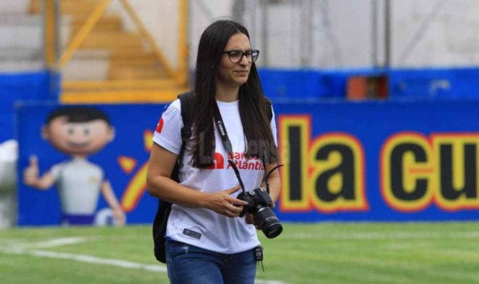 Con su respectiva cámara, ella llegó a trabajar con la camiseta del Olimpia.