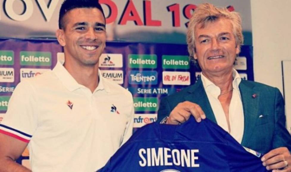 Gio Simeone: Ha sido presentado con la Fiorentina. El hijo del Cholo Simeone ya ha posado con la camiseta viola. El argentino, procedente del Genova, llevará e 9 como su compatriota Batistuta y ha comentado que eligió la Fiore 'para crecer'.
