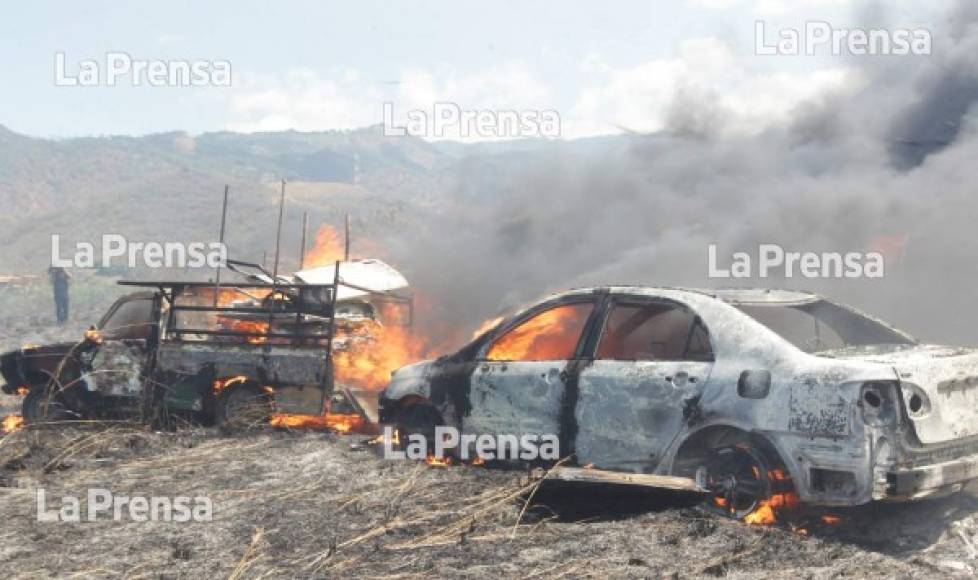 Casi 400 vehículos resultaron quemados luego de un incendio en una zacatera en los predios de la Dirección Policial de Investigaciones (DPI) en el sector El Molinón de Tegucigalpa. Miembros del Cuerpo de Bomberos solicitaron apoyo de más unidades por la incontrolable situación.