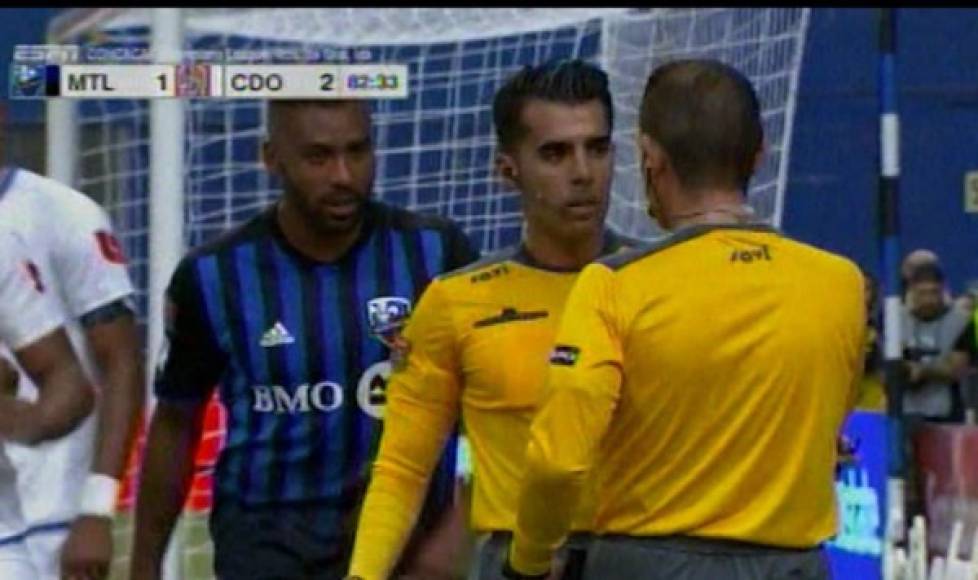 El árbitro mexicano Adonai Escobedo fue a consultar la acción del penal con el asistente y finalmente se retractó. El enfado se vino de forma inmediata en el Impact Montreal.