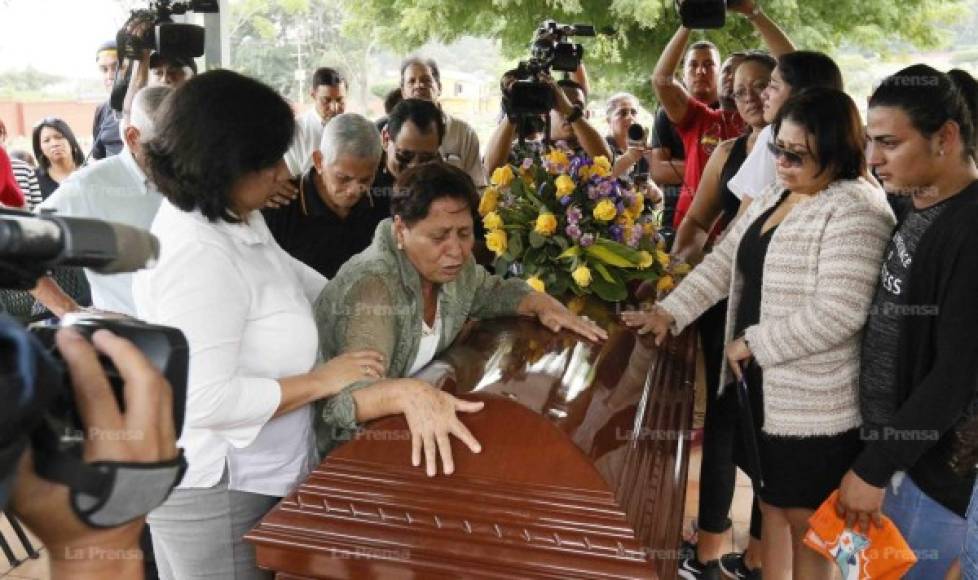 Hilda Pavón, madre del entrenador, llorando sobre el féretro.