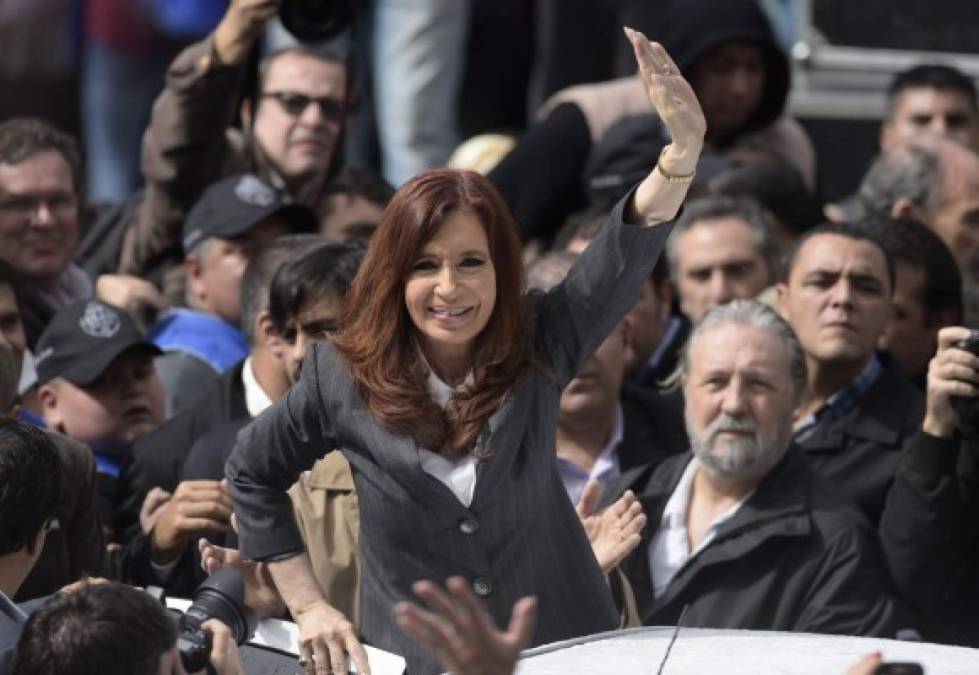 La expresidenta argentina Cristina Kirchner regresó triunfal a la política pese a haber sido imputada por un juez. A la salida de los tribunales, Cristina organizó un gran mitin arropada por miles de kirchneristas.