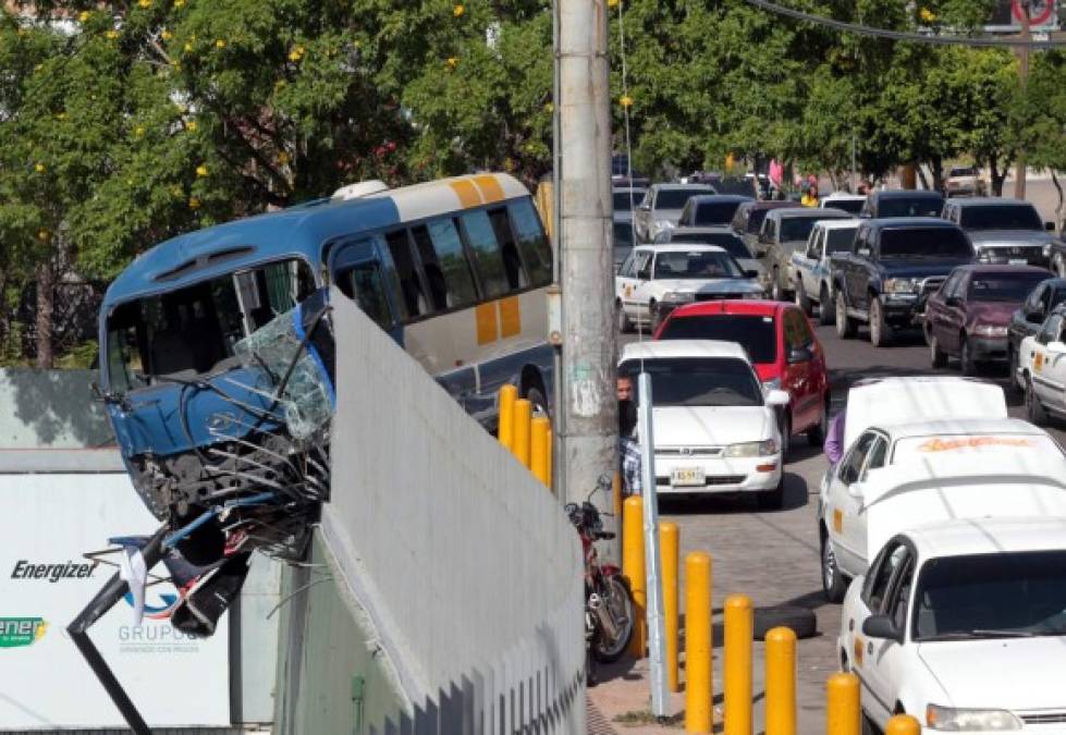 El rapidito quedó prácticamente colgando sobre el estacionamiento que se encuentra unos metros abajo.