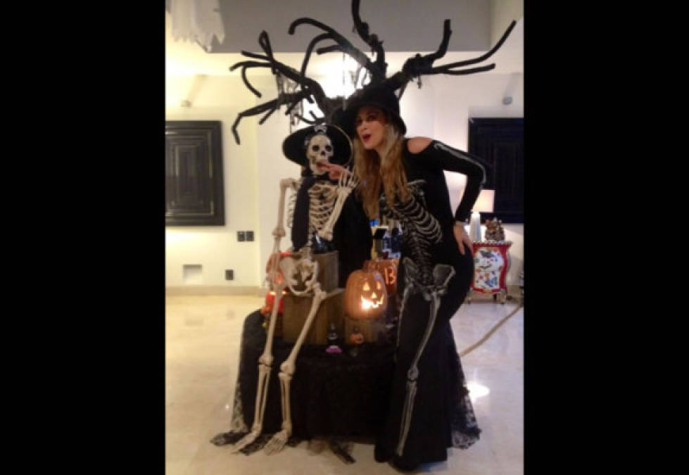 Aracely Arámbula se preparó a lo grande. Con un traje de esqueleto mostró su lado terrorífico y sensual. Así lució la estrella de “La Patrona” en una celebración en Miami.