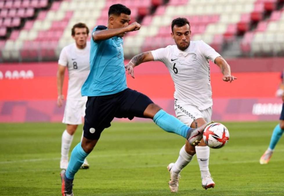 Alejandro Reyes le gana el balón al jugador neozelandés Clayton Lewis.