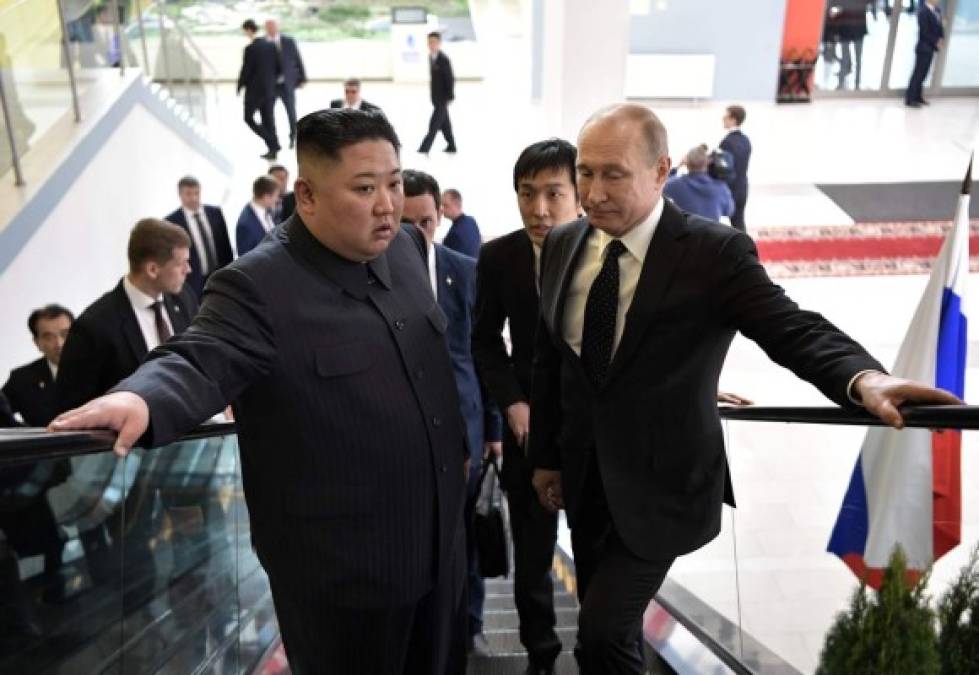 Putin y Kim se reunieron en un salón de la Universidad Federal del Lejano Oriente (UFLJ). Ambos subieron charlando animadamente unas escaleras mecánicas a la sala donde se reunieron y allí recordaron los lazos de amistad entre ambos países.