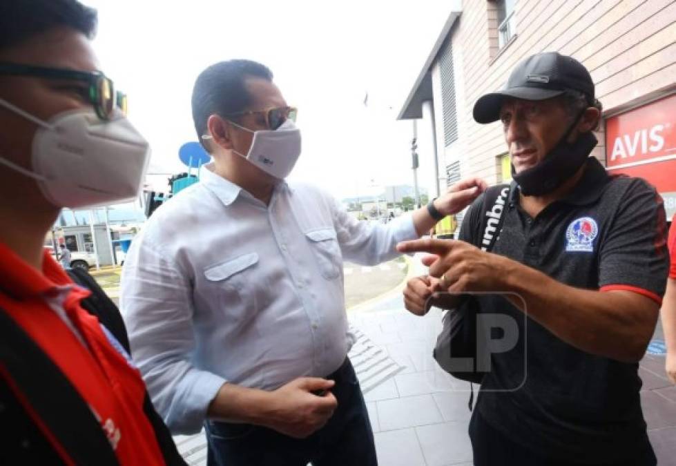 Sebastián Pastor, secretario general del Olimpia, llegó a despedir al equipo y a Pedro Troglio.