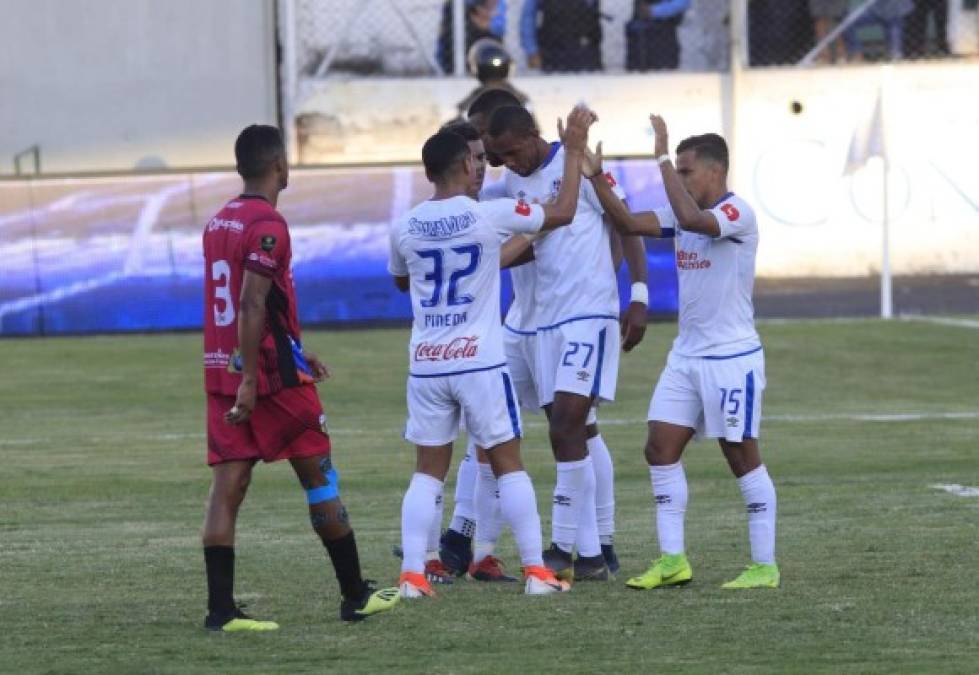 Jugadores del Olimpia felicitando a Jerry Bengtson tras su gol que le dio el triunfo al León ante la UPN.