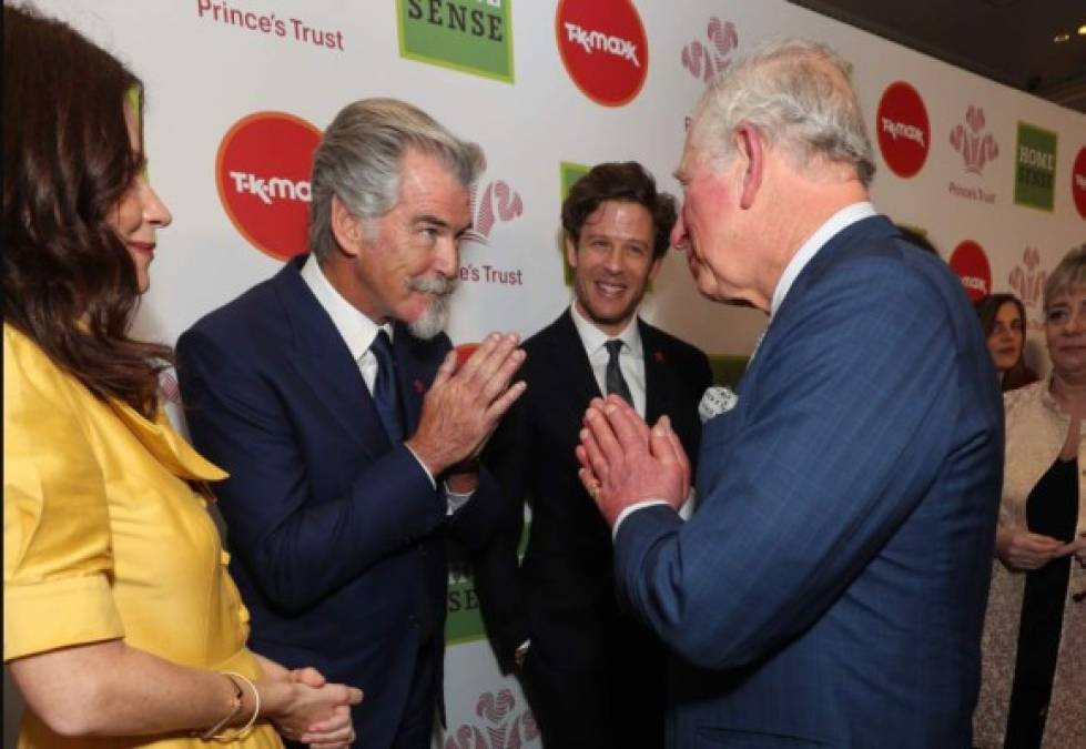 11 de marzo - Prince's Trust Awards 2020<br/>Como presidente de la organización, Carlos se reúne con los ganadores de premios y simpatizantes de la organización benéfica en los premios anuales Prince's Trust celebrados en el London Palladium, al que asistieron varios famosos como el actor Pierce Brosnan.