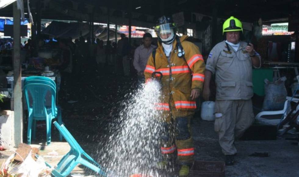 Finalmente el Cuerpo de Bomberos logró controlar el fuego en los locales.