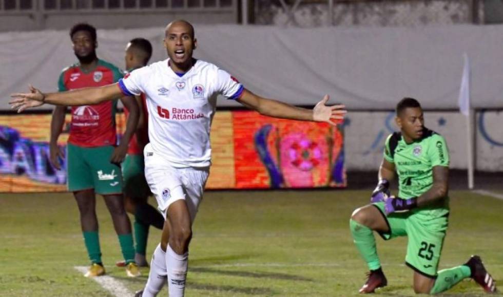 Eddie Hernández celebrando su golazo para el 1-0 del Olimpia ante el lamento de los jugadores del Marathón.