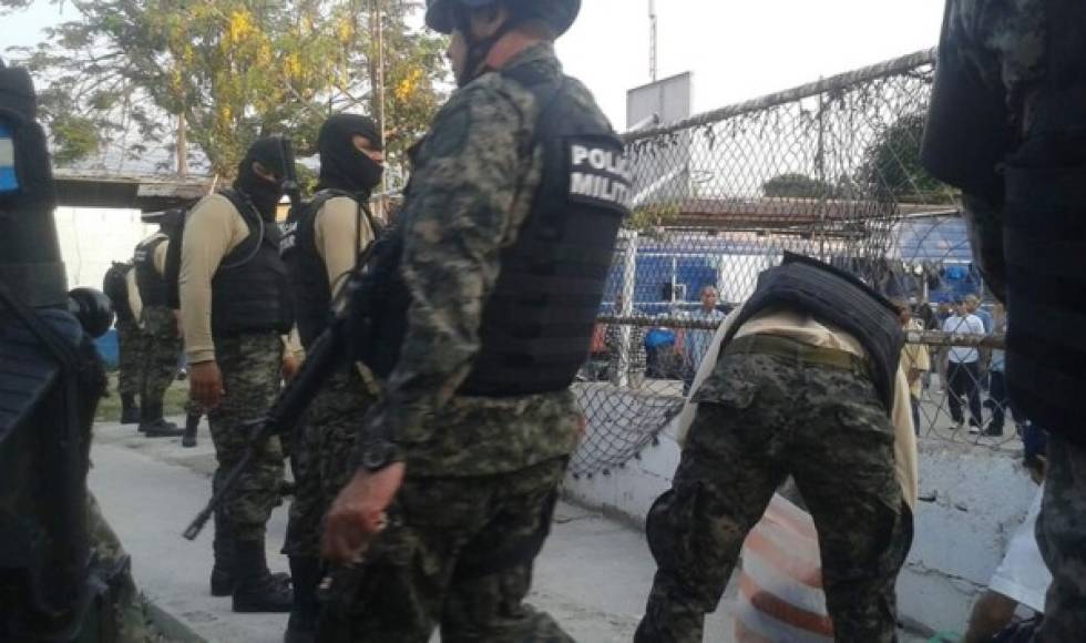 Los reos de los paisas fueron trasladados a una cancha para luego ser trasladados a la cárcel de Támara.