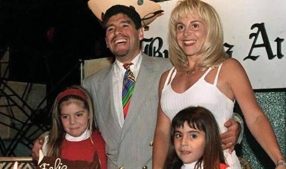 Formalmente, Diego y Claudia se divorciaron en 2003 y tuvieron dos nietos en común: Benjamín y Roma. Si bien él rehízo su vida con otras parejas, la recordaba como una gran mujer. Hasta que en un momento eso se quebró y comenzaron las acusaciones. Villafañe lo denunció por “daños y perjuicios” en 2018 y por violencia psicológica en 2019 y él la demandó en 2015 por presunto fraude, estafa y malversación de patrimonio, un conflicto que mantienen hasta la actualidad. El último cruce que tuvieron se dio a raíz de la serie biográfica sobre Maradona producida por Amazon Prime, titulada Sueño Bendito, que iba a estrenarse el 30 de octubre, el día del cumpleaños del “Diez”.<br/><br/>El guion de esta producción generó el enojo no solo de Claudia sino también de Dalma y Gianinna y hasta de Guillermo Cóppola, exrepresentante de Diego, ya que todos ellos consideran que en la historia quedan muy mal parados.