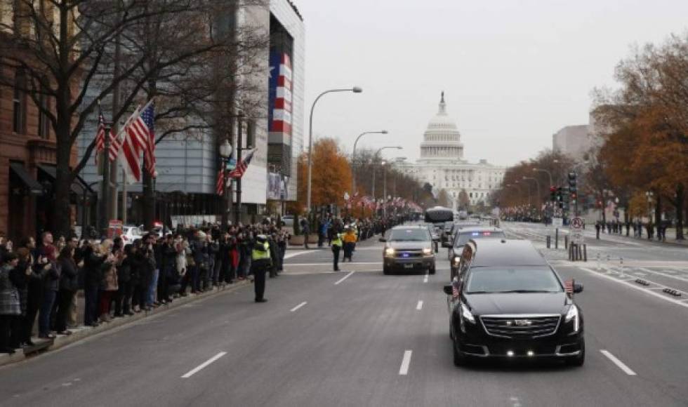 Cientos de personas se congregaron en la avenida Pensilvania para dar el último adiós al expresidente estadounidense.