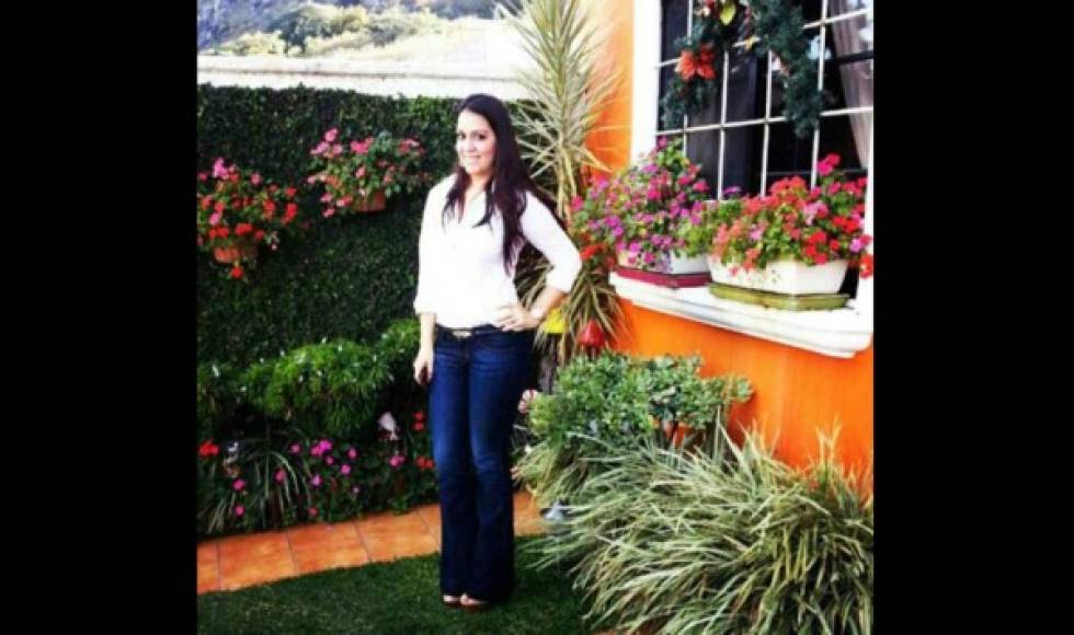 Ilsa Molina posando en el jardín de una de sus casas.