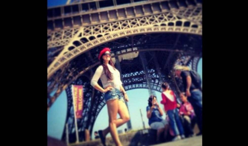Ilsa Vanessa posando en la torre Eiffel en Francia en la época en que viajó por el mundo cuando era estudiante de maestría en España.