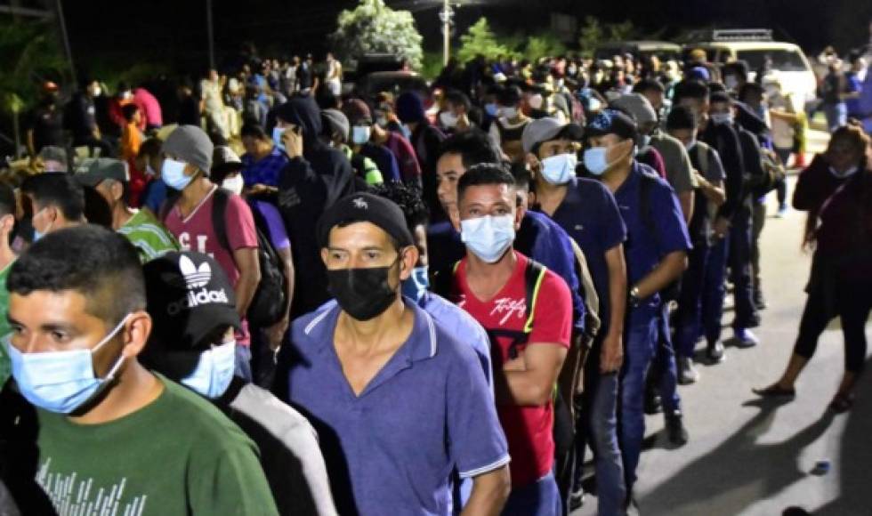 Cientos de hondureños se preparan para partir en una nueva caravana de migrantes hoy, jueves 14 de enero de 2021, en la Gran Central Metropólitana de San Pedro Sula (Honduras).