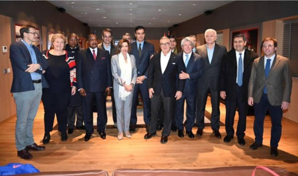 En el Wanda Metropolitano estuvo presente el presidente de Honduras, Juan Orlando Hernández (segundo de la derecha), junto al presidente de España, Pedro Sánchez (c), el presidente del Atlético de Madrid, Enrique Cerezo (4d), el alcalde de Madrid, José Luis Martínez-Almeida (d), y líderes políticos de otros países. Foto EFE