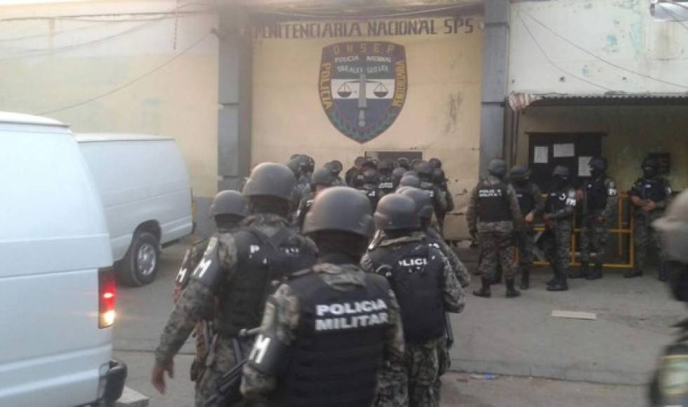 Agentes de la Policía Militar participan en el operativo para trasladar a 14 reclusos del Centro Penal de San Pedro Sula a la cárcel de Támara.
