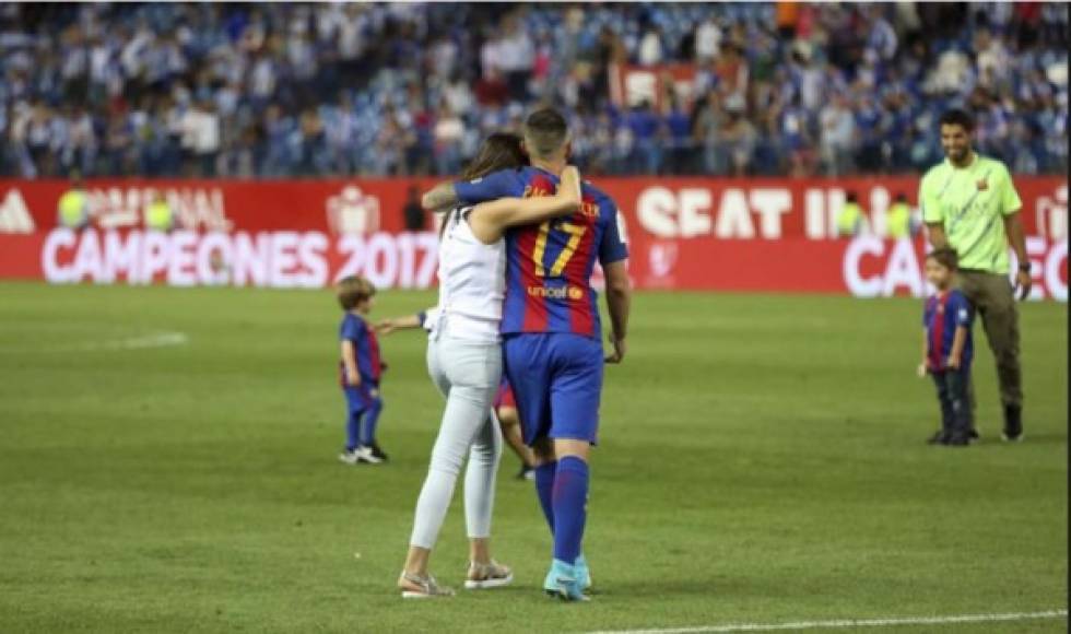 Paco Alcácer, anotador de un gol en la final, junto a su novia Bea Viana.