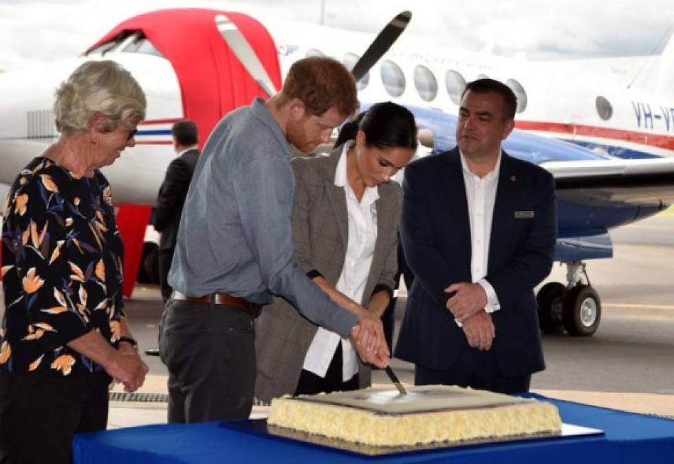 Para su agenda de este miércoles en Dubbo durante su paso por Australia, Harry y Meghan asistirían a múltiples eventos que incluyeron reuniones con el Royal Flying Doctor Service y con varios granjeros de la localidad.<br/>