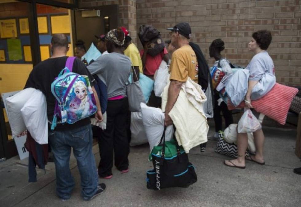 Los refugios de emergencia fueron establecidos en edificios gubernamentales, escuelas y otros lugares.