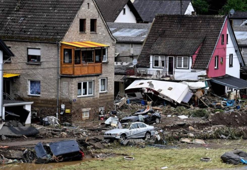 El primer ministro de Renania del Norte-Westfalia, Armin Laschet, candidato conservador para suceder a Merkel en la cancillería, interrumpió una gira por el sur de Alemania y viajó a algunas de las localidades más afectadas.