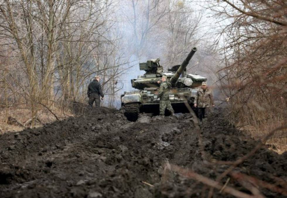 Ucrania ha alertado en las últimas semanas sobre el refuerzo de la presencia militar rusa cerca de su frontera y en Crimea, anexionada en 2014 por Rusia, además del incremento de las violaciones del alto el fuego en el Donbás, donde desde 2014 se enfrentan el Ejército ucraniano y los separatistas prorrusos.