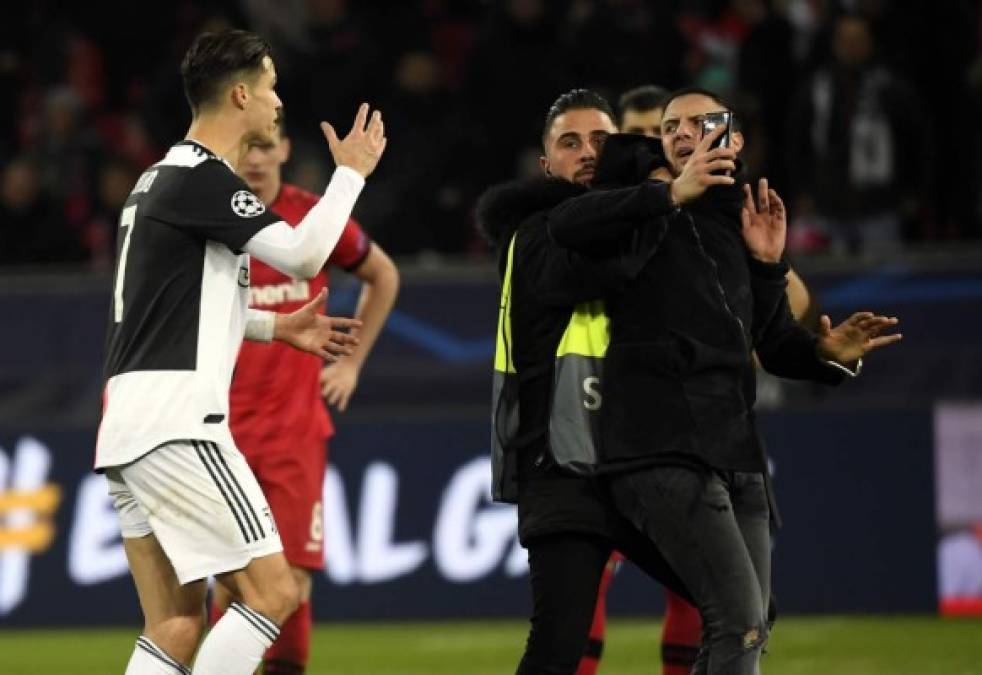 El aficionado lo agarró del cuello a Cristiano Ronaldo y un miembro de seguridad lo agarró a tiempo, pero terminó haciendo daño al portugués, que se enfadó sensiblemente con el espontáneo.