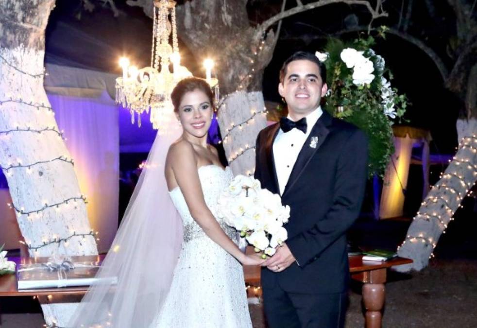 María José & Alejandro <br/>Memorable. Una de las bodas más lindas de 2016 es la Albir Welchez donde se reunió auténtica sociedad de Nicaragua y Honduras en Copán Ruinas.