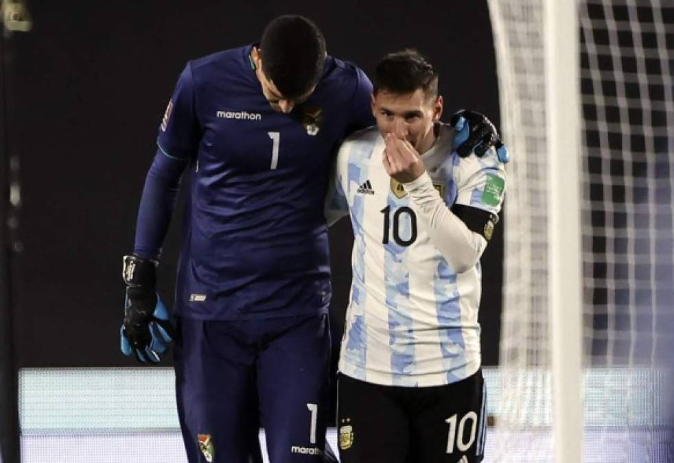 Messi y el portero boliviano Carlos Lampe conversando tras el pitazo final.