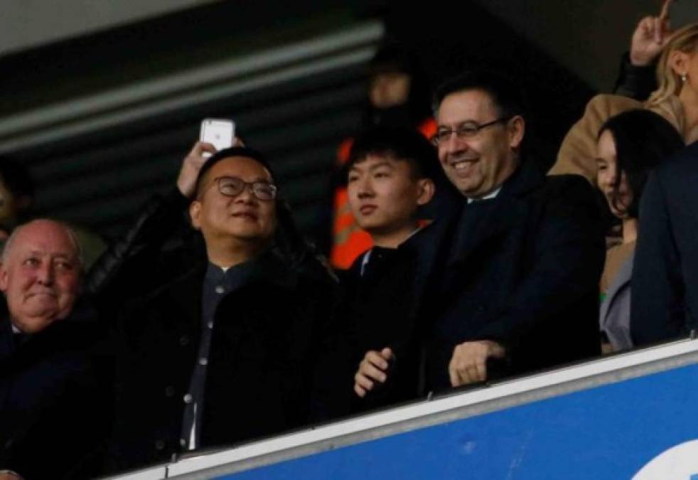 El presidente del Espanyol, Chen Yansheng, y el presidente del Barcelona, Josep Maria Bartomeu, durante el partido en el RCDE Stadium.