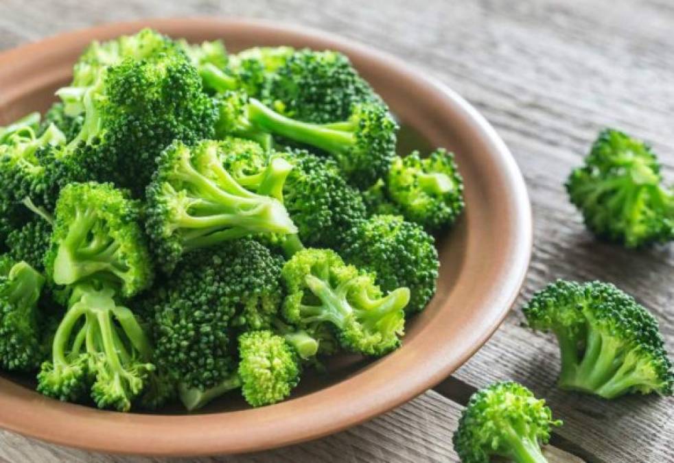 9. Brócoli<br/><br/>El brócoli es perfecto para perder peso porque es excepcionalmente bajo en calorías y alto en fibra. La fibra absorbe agua y se expande, lo que hace que te sientas lleno durante más tiempo y ralentiza la digestión.