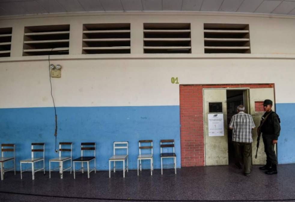 Un hombre venezolano ingresa a una mesa electoral vacía durante las elecciones presidenciales en Caracas. AFP