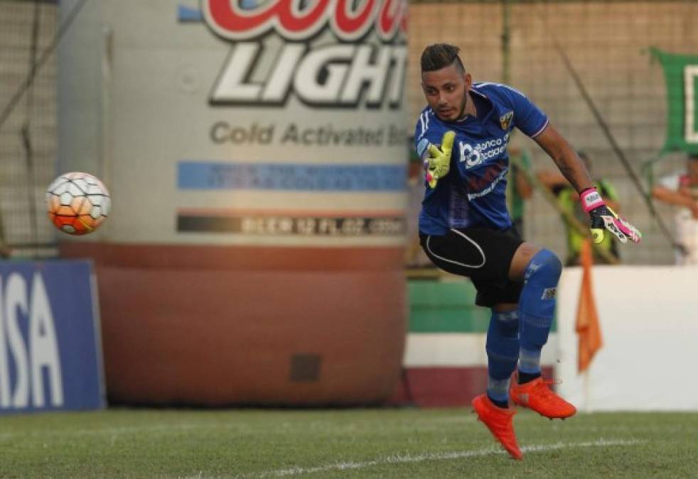 Fracisco Reyes ha jugado en clubes como Olimpia, Victoria, Real Sociedad y Social Sol. Ha recibido duros golpes jugando al fútbol, primero su padre falleció a pocas horas del debut en el Mundial Sub-20 de Egipto en 2009, luchó por salvar del cáncer a su hijo y ahora está atravesando un momento difícil por la lesión.