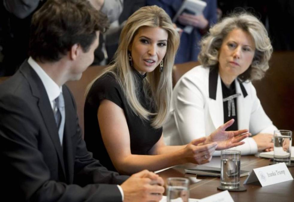 El premier canadiense se mostró muy atento a los aportes de Ivanka a la reunión.