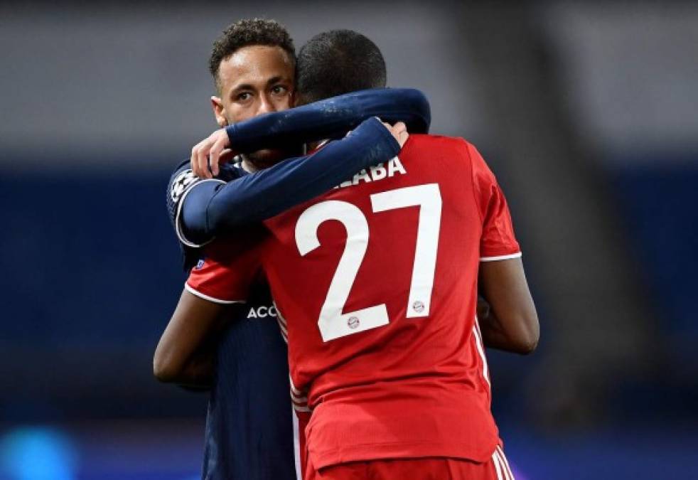 El fuerte abrazo que le dio Neymar a David Alaba después del partido.