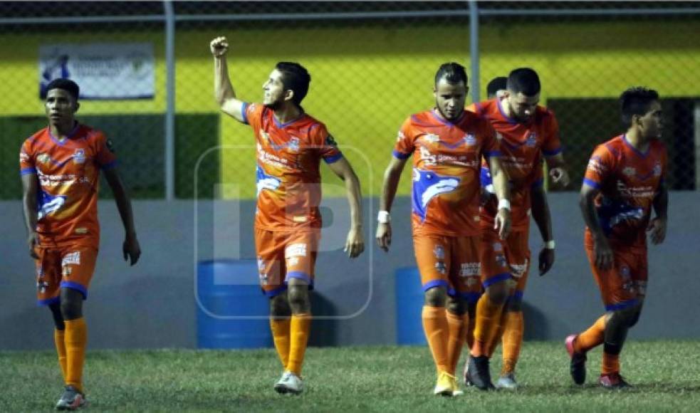Marco Tulio Vega festejando su segundo gol del partido contra el Honduras Progreso y el 0-3 de la UPN.