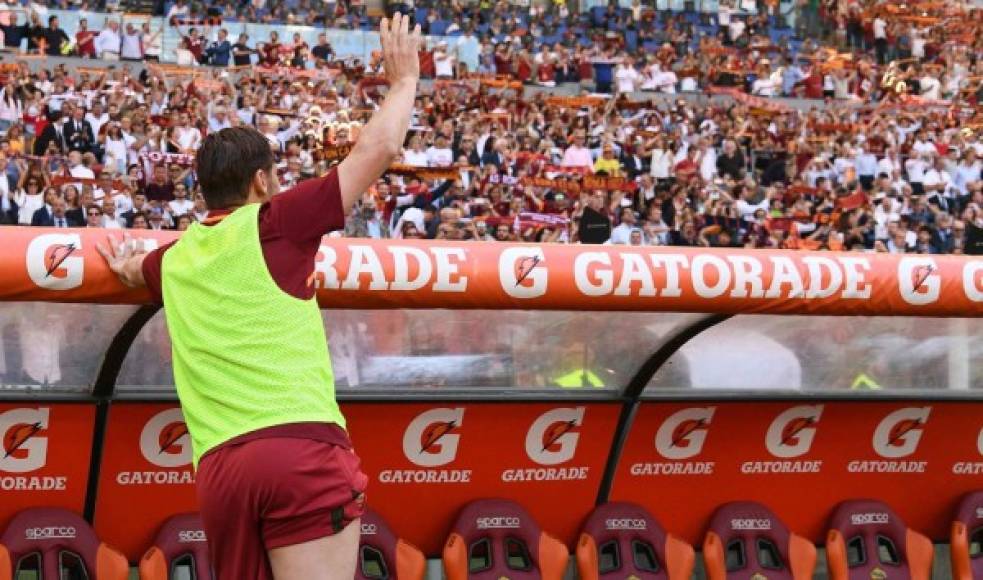 El contrato del capitán del Roma expira en junio y tiene previsto una renovación automática para que sea un directivo del conjunto 'giallorosso' en los próximos seis años, aunque no ha asegurado si estaría pensando en seguir en otra liga. FOTO AFP.