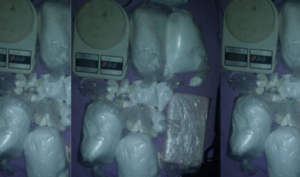 Se le hallaron 4 bolsas grandes de plástico transparente, conteniendo en su interior polvo blanco, supuesta cocaína .