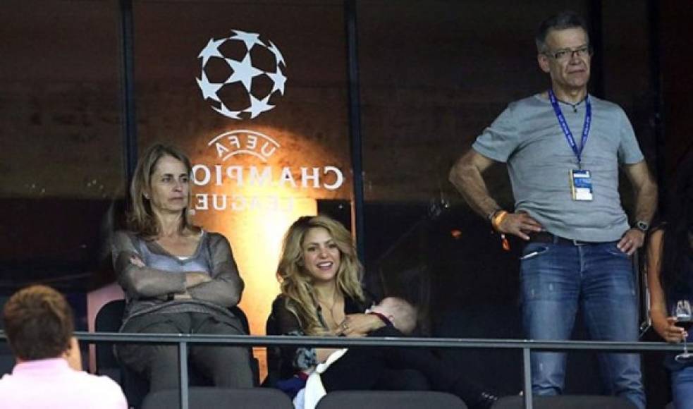 Shakira con Sasha junto a sus suegros.