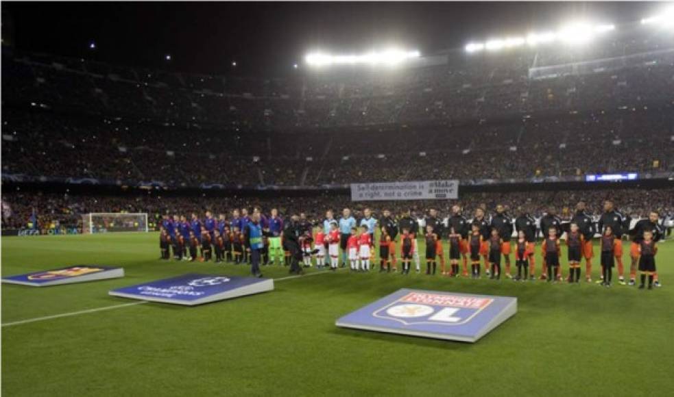 Imagen de los actos protocolares del partido entre Barcelona y Lyon en el Camp Nou.