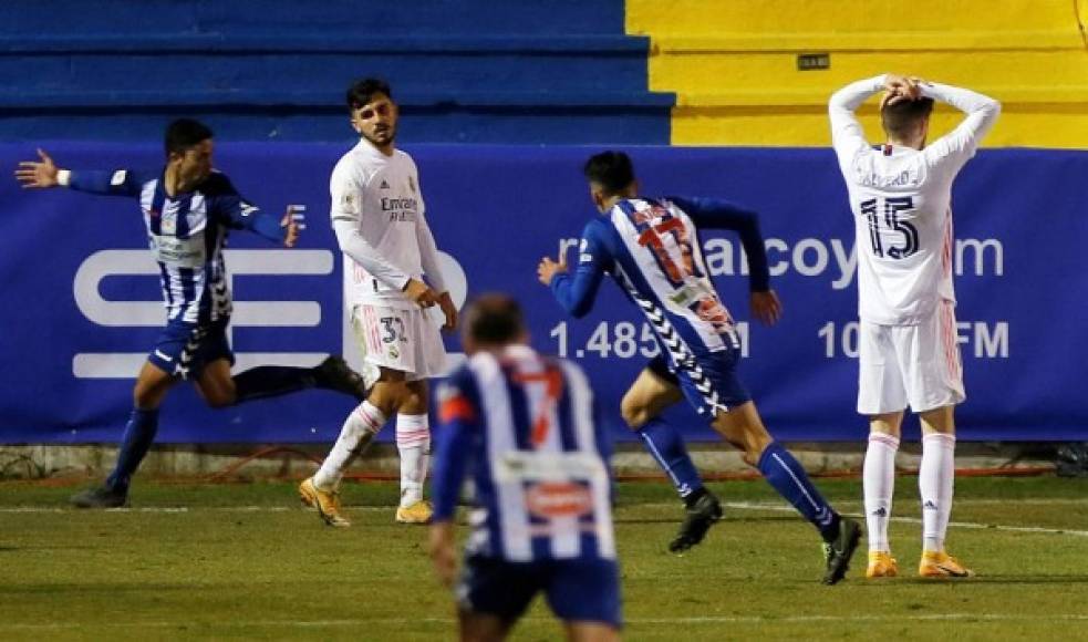 El centrocampista del Alcoyano, Juanan Casanova (izq), corre a celebrar su gol, el de la remontada, contra el Real Madrid.