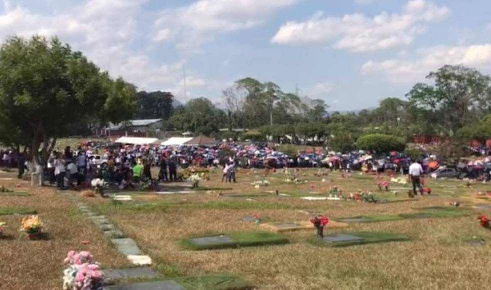 Las esposa del pastor German Ponce fue enterrada hoy en el cementerio en el Jardines del Recuerdo.